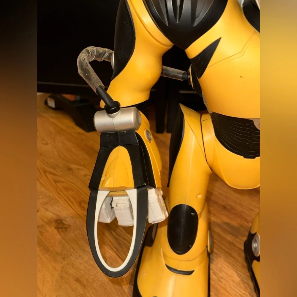 WowWee Robosapien V2 Humanoid Rare Yellow Robot w/Remote TESTED & FUNCTIONAL